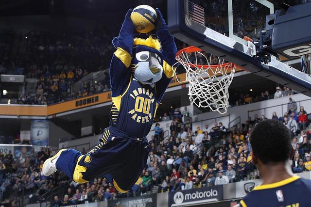 记者：李凯尔脚部仍有些肿胀 正常走路无大碍